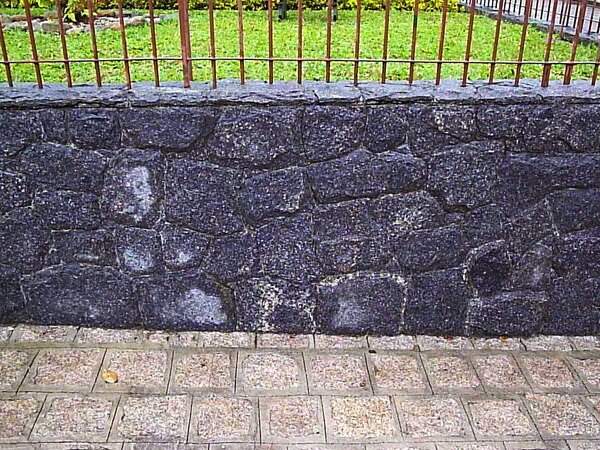 Muro revestido de pedra almofadada decorativa cinza para area externa
